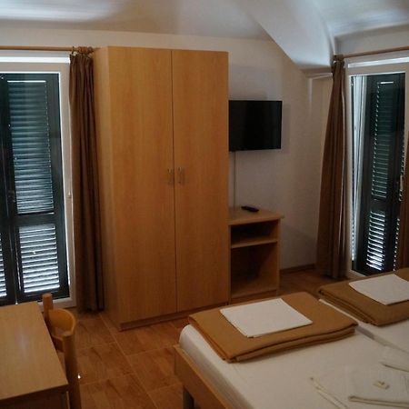 Pansion Knezovic Hotel Baška Voda Екстериор снимка