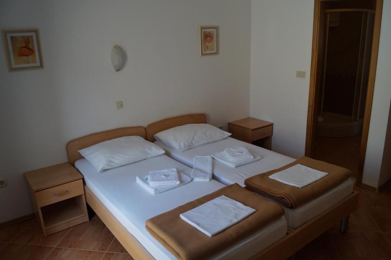 Pansion Knezovic Hotel Baška Voda Екстериор снимка
