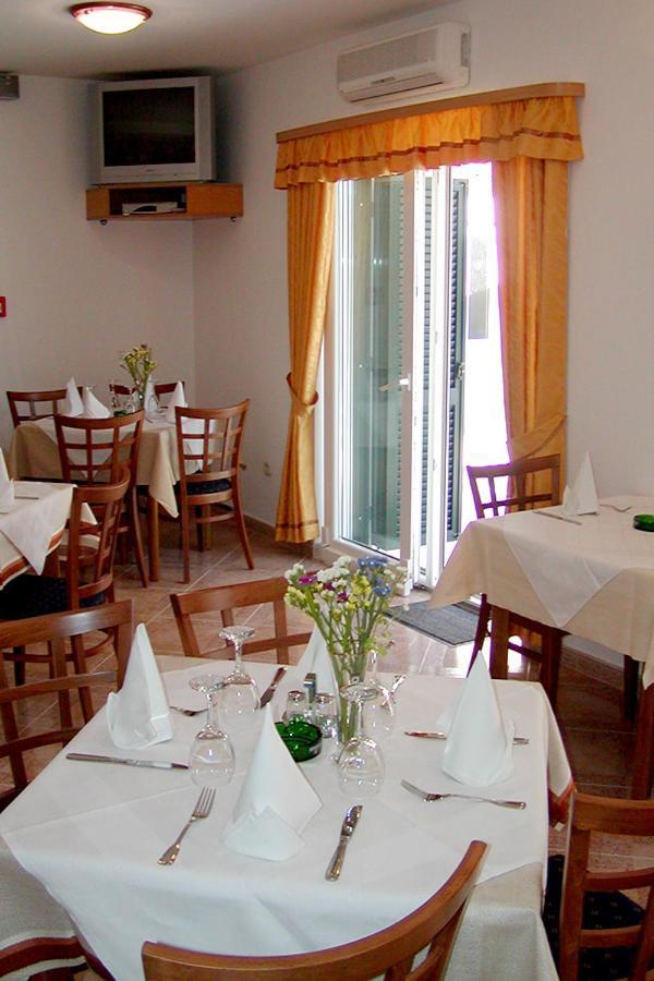 Pansion Knezovic Hotel Baška Voda Екстериор снимка