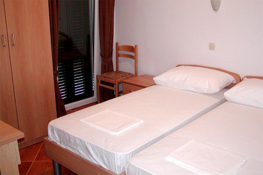 Pansion Knezovic Hotel Baška Voda Екстериор снимка
