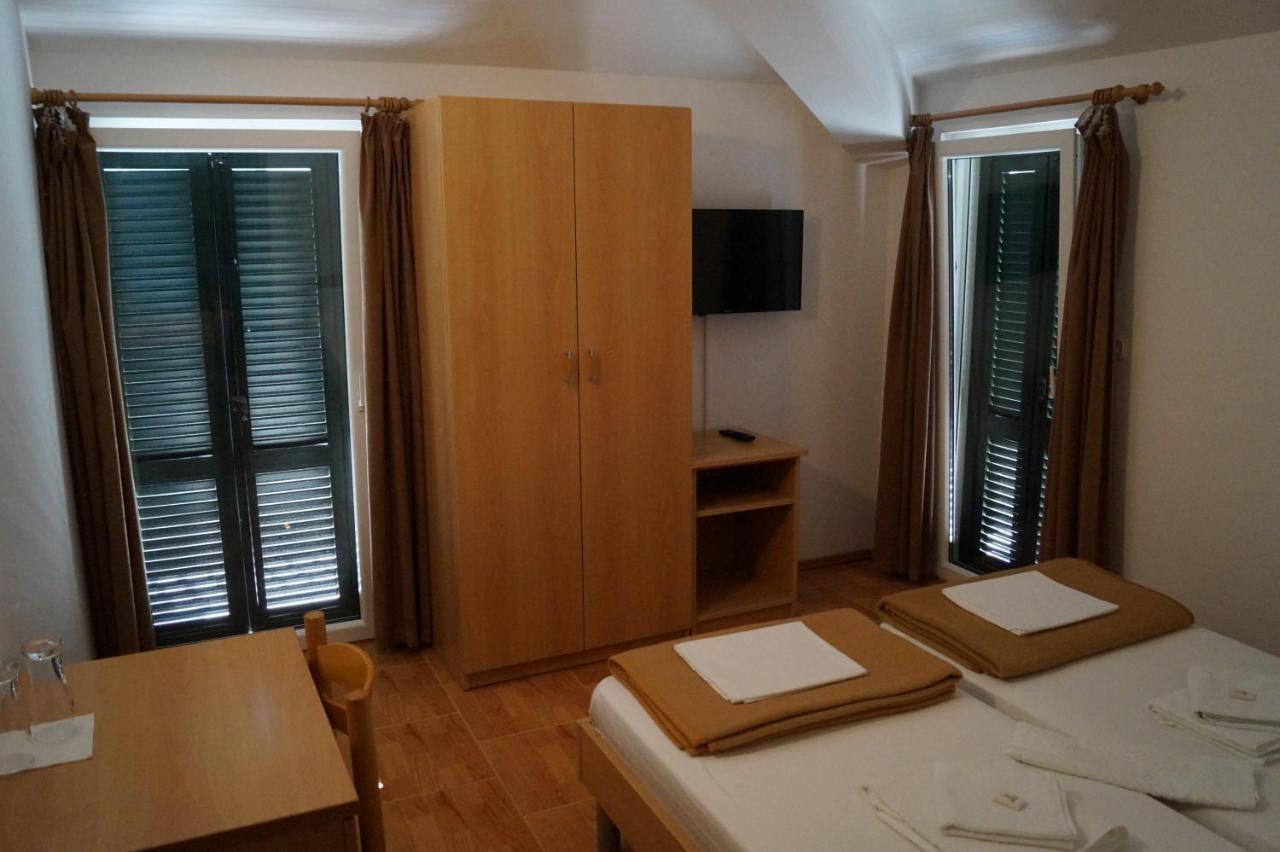 Pansion Knezovic Hotel Baška Voda Екстериор снимка