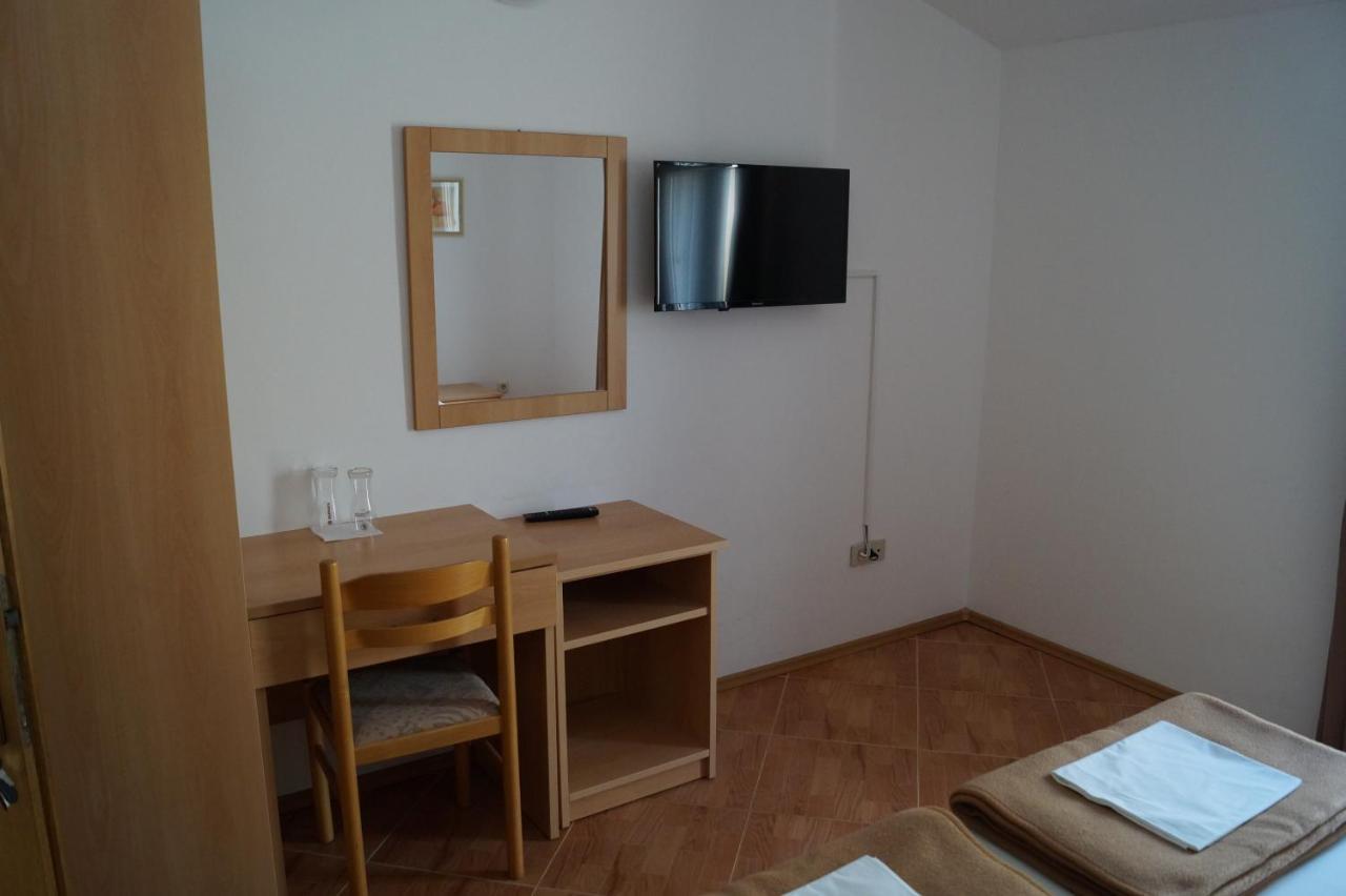 Pansion Knezovic Hotel Baška Voda Екстериор снимка